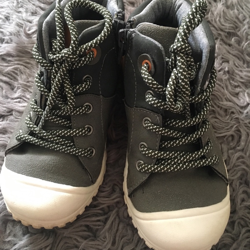Cat & jack toddler size 9 side zip boots sneakers